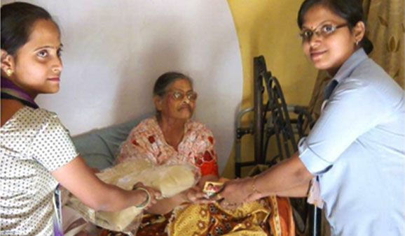 Twenty five volunteers spent the day with the inmates of Sai Care, an old age home in Mira Road, Mumbai, and gave them snacks, refreshments and blankets